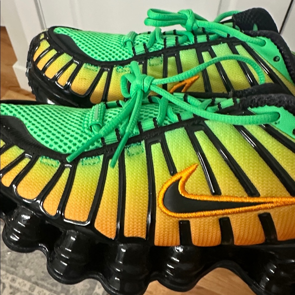 Nike Shox TL
Green Shock Bright Ceramic Grade School 4Y-7Y
